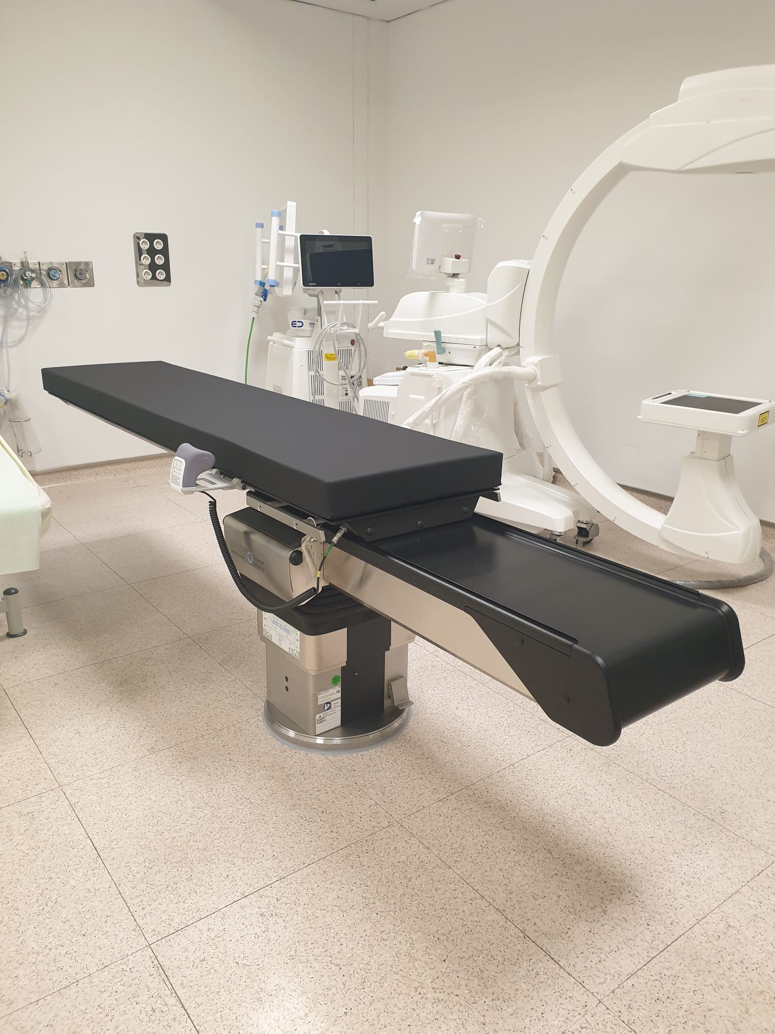 Entrega de plataforma quirúrgica para el quirófano de Cardiología Vascular del Complejo Hospitalario de Navarra